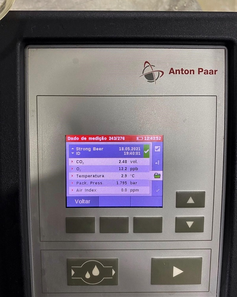 Oxigênio total: como medir nas embalagens de bebidas? 3 CarbonaTech medicao TPO em uma lata de cerveja CarbonaTech